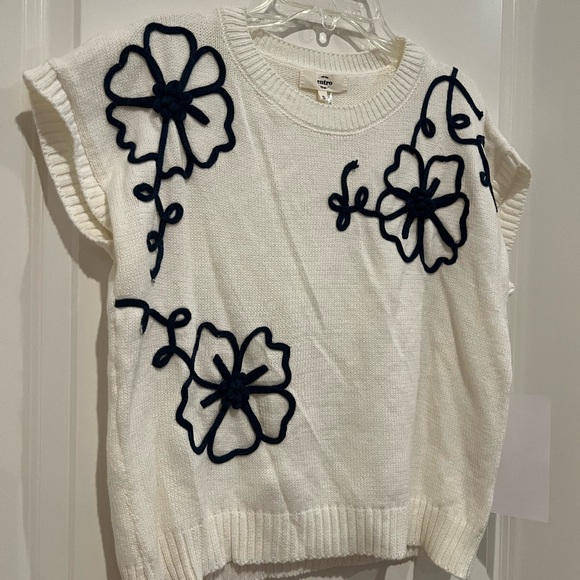 NEW white short sleeve embroidered floral sweater - Picture 4 of 7